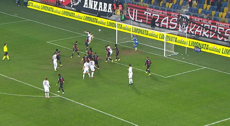 Batagov gole çok yaklaştı