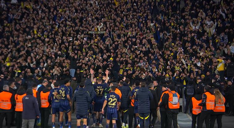 Fenerbahçe taraftarından maç sonu coşkulu kutlama