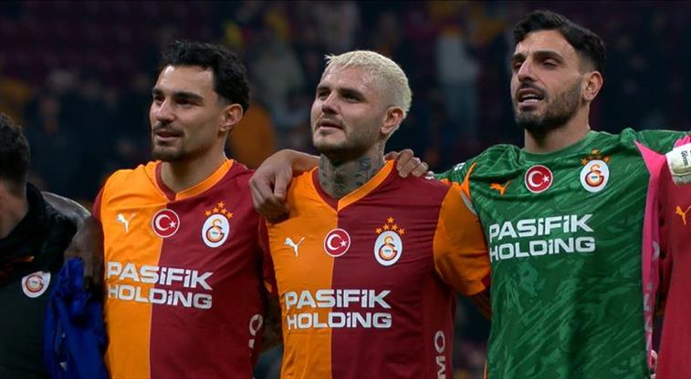 Galatasaray liderliği taraftarıyla kutladı