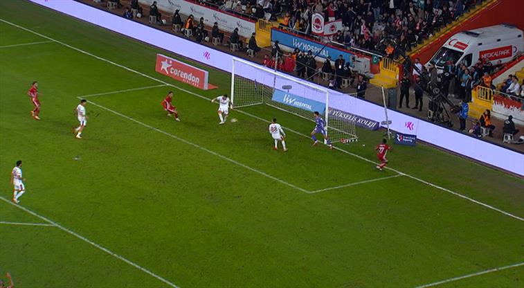 Hesap.com Antalyaspor 2. gole çok yaklaştı!