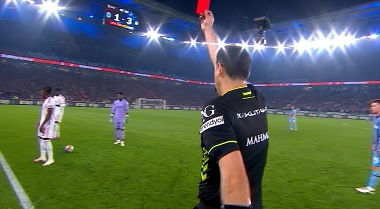 İşte Beşiktaş’ın 10 kişi kaldığı pozisyon!