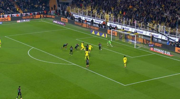 Kadıköy’de inanılmaz an! Üst üste pozisyonlar kaçtı