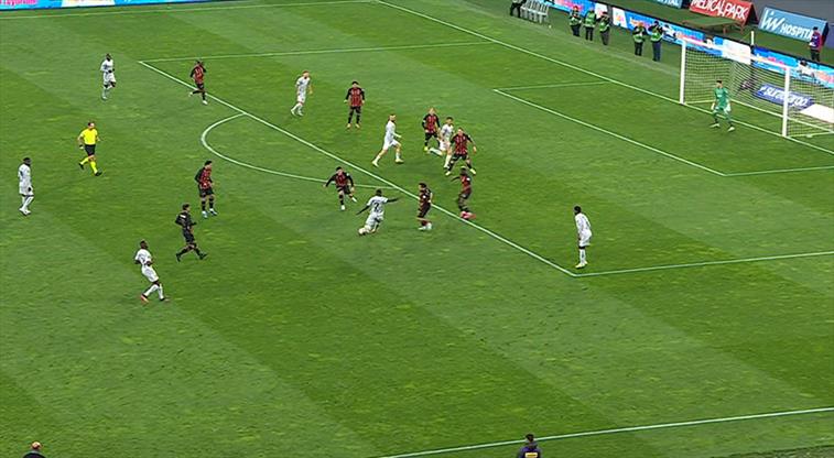 Kocaelispor gole çok yaklaştı! Top iki direğe birden çarptı