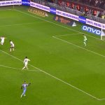 Mustafa Eskihellaç’ın şutu direğin dibinden dışarda