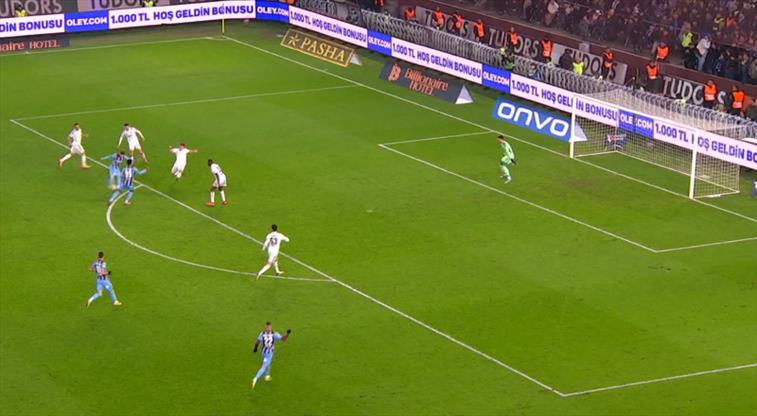 Mustafa Eskihellaç’ın şutu direğin dibinden dışarda