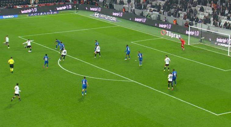 Orkun Kökçü’nün muhteşem şutu üst direkte patladı!