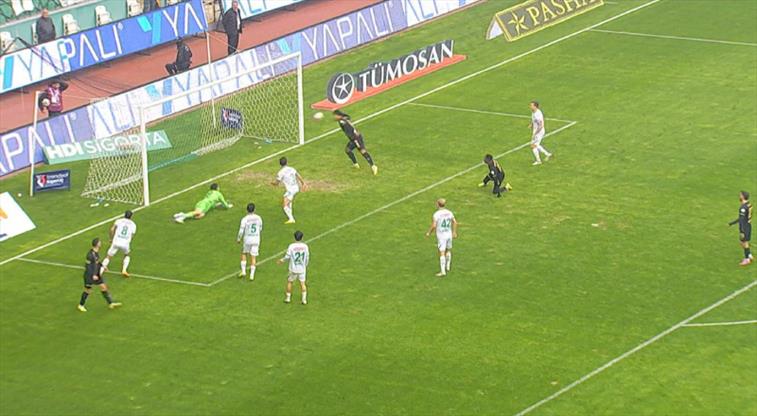 Sahalarda ender görülen pozisyon! Boş kaleye atamadı