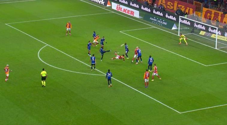 Yunus Akgün’ün şık volesi üstten dışarı çıktı